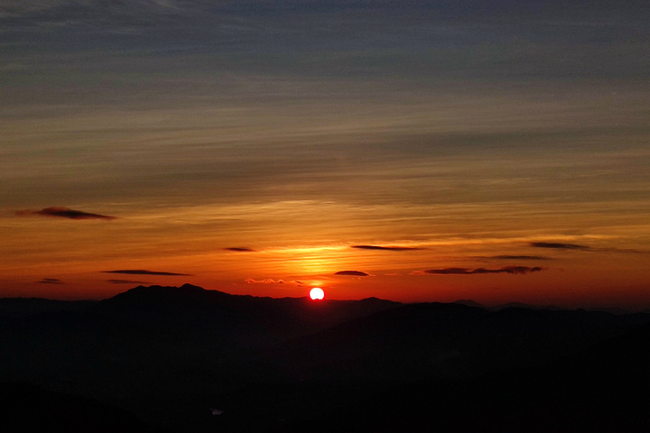 的日出,拍摄地线索:这里素有闽南"小泰山"之美名_百丈岩风景区&quot