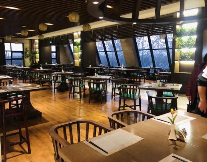 此行,我们只在假日楼自助餐厅,温泉楼