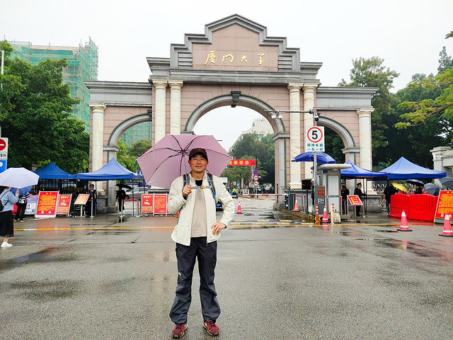 2021上午前往厦门大学参观游览.由于天气不好,在雨中