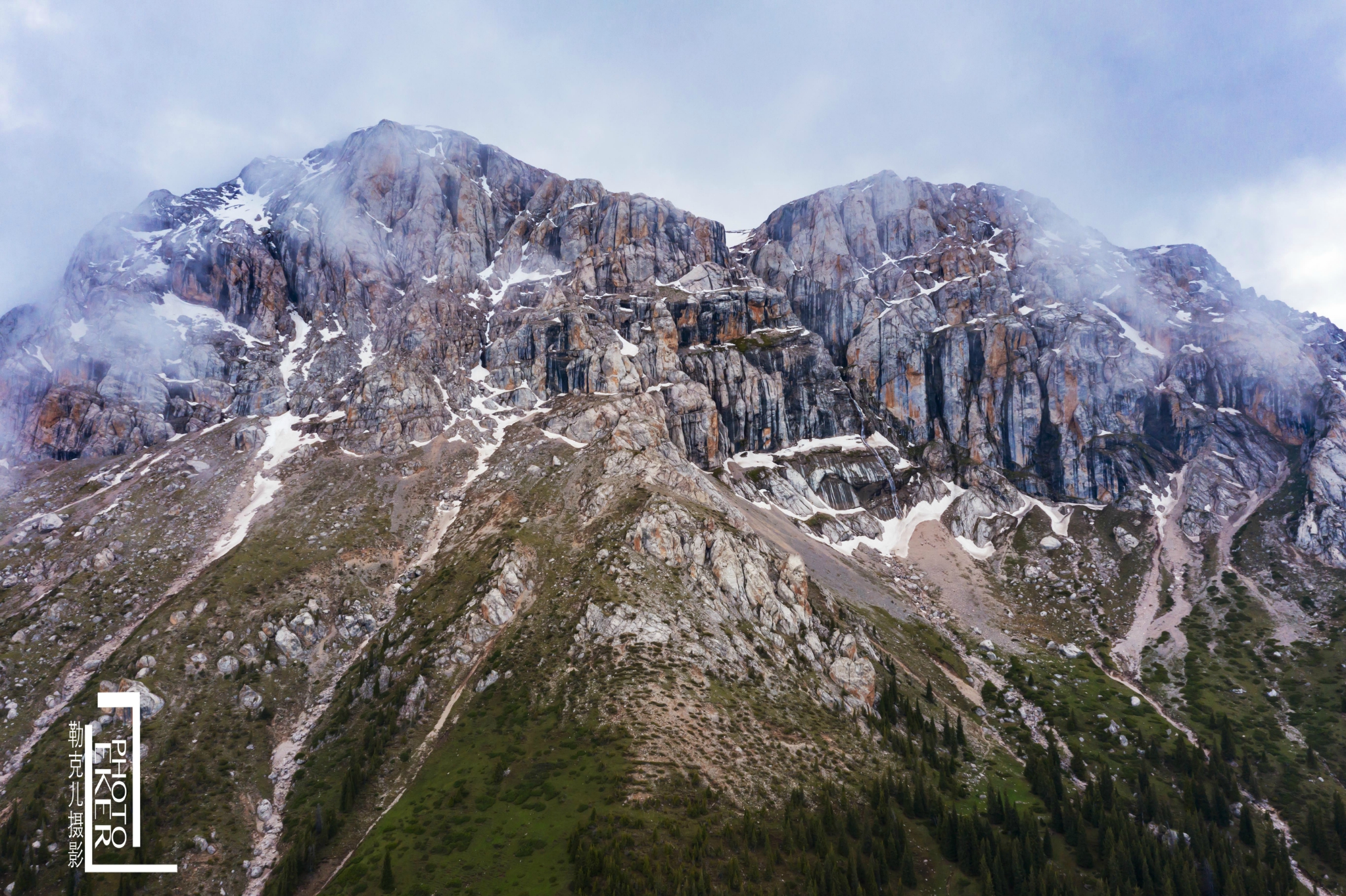 白石峰是乌孙山山脊上的最高峰,山峰以气势磅礴,气象万千著称.