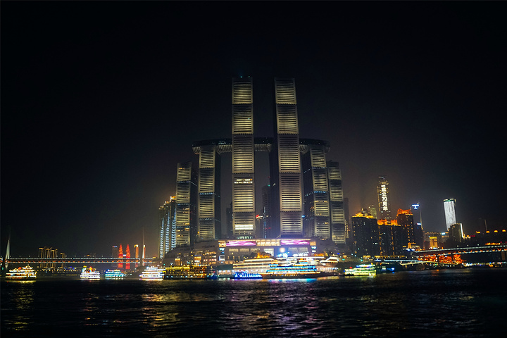 圣地而朝天门的夜景更是重庆夜色之中最耀眼的风景线而由于地势的原因