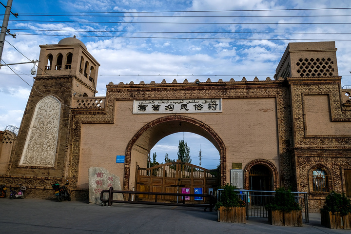 因盛产葡萄而得名,是新疆吐鲁番市的旅游胜地,是国家5a级名胜风景区