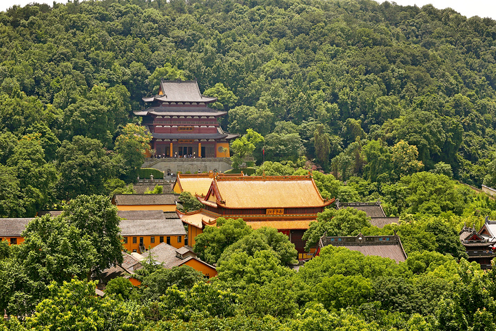 在雷峰塔对面的南屏山上是西湖历史上四大古刹之一中国著名寺院净慈寺