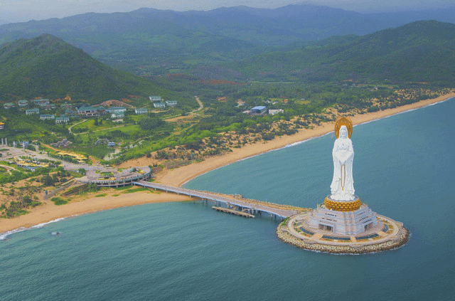 这是海南唯一保留着原始天然景观的棋子湾旅游度假区南山寺