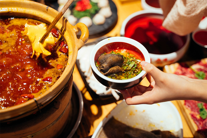 气氛非常好,马上有个氛围开开心心吃火锅_鲜炎火锅(望平街总店)"的