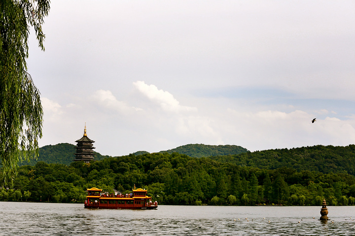 西湖十景之一的三潭印月是唯一需要乘船才能近距离观赏的景点人民币一