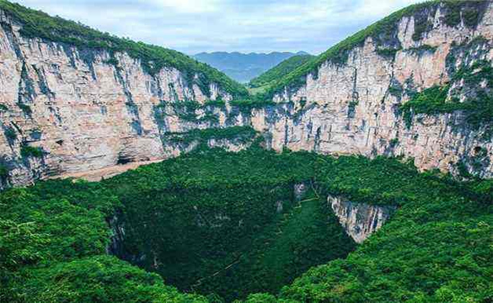 沿路风景武隆天生三桥神奇的天坑地缝景区外面就有前往地缝景点的接驳