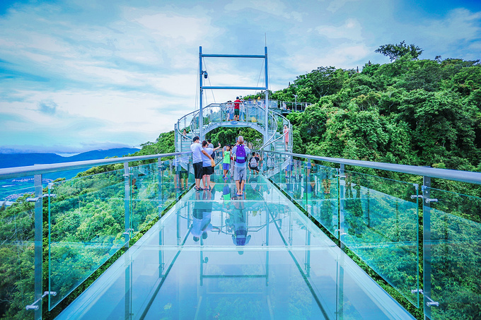 玻璃栈桥环绕天然弥勒石佛而建,全长400米,最宽处10米,由130吨超白
