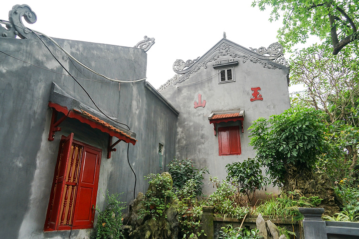 还剑湖边有一座玉山祠,祠堂内外都是用中文题写的牌匾,门票3w越南盾