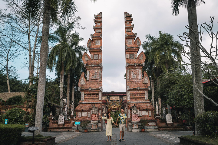 我们来到巴厘村的大门被矗立在这两旁的大门震撼了巴厘村其实是万宁的