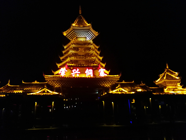 2022这个广场夜景也很美.游了一圈还不尽兴,又走近夜景极美的鼓楼群.