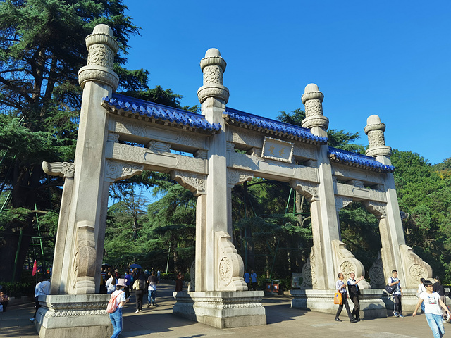 简单介绍下中山陵吧:中山 陵位于南京市玄武区紫金山南麓钟山风景名胜