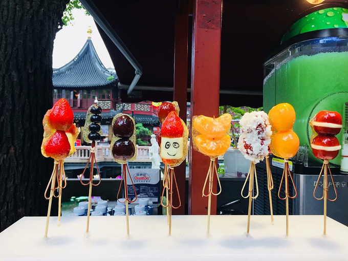 城隍庙的小街上一处冰糖葫芦店,很有特色,相信小店的人是个有创意有爱