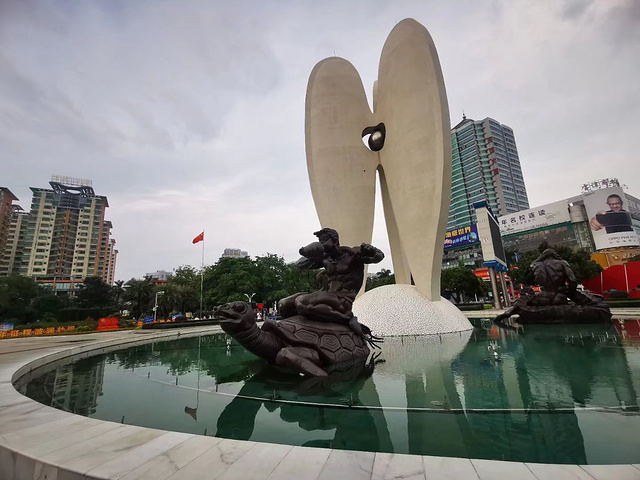 忍不住拍了一张照,镜头里的北部湾广场却整个儿像一座城——拉斯维加