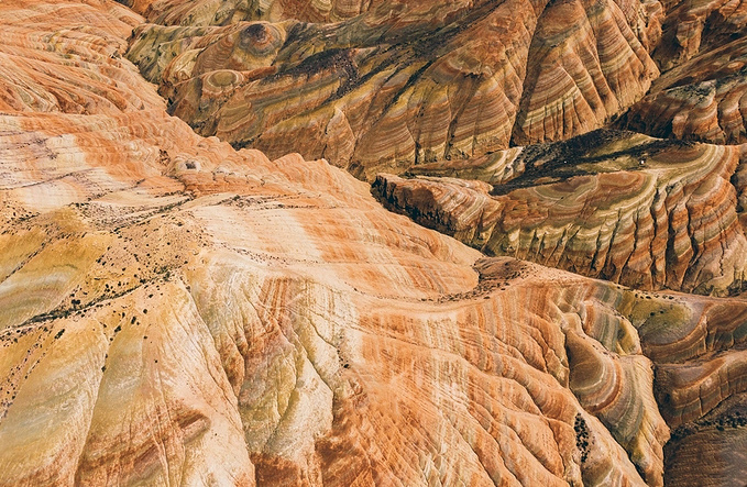 红山嘴跟前的丹霞地貌