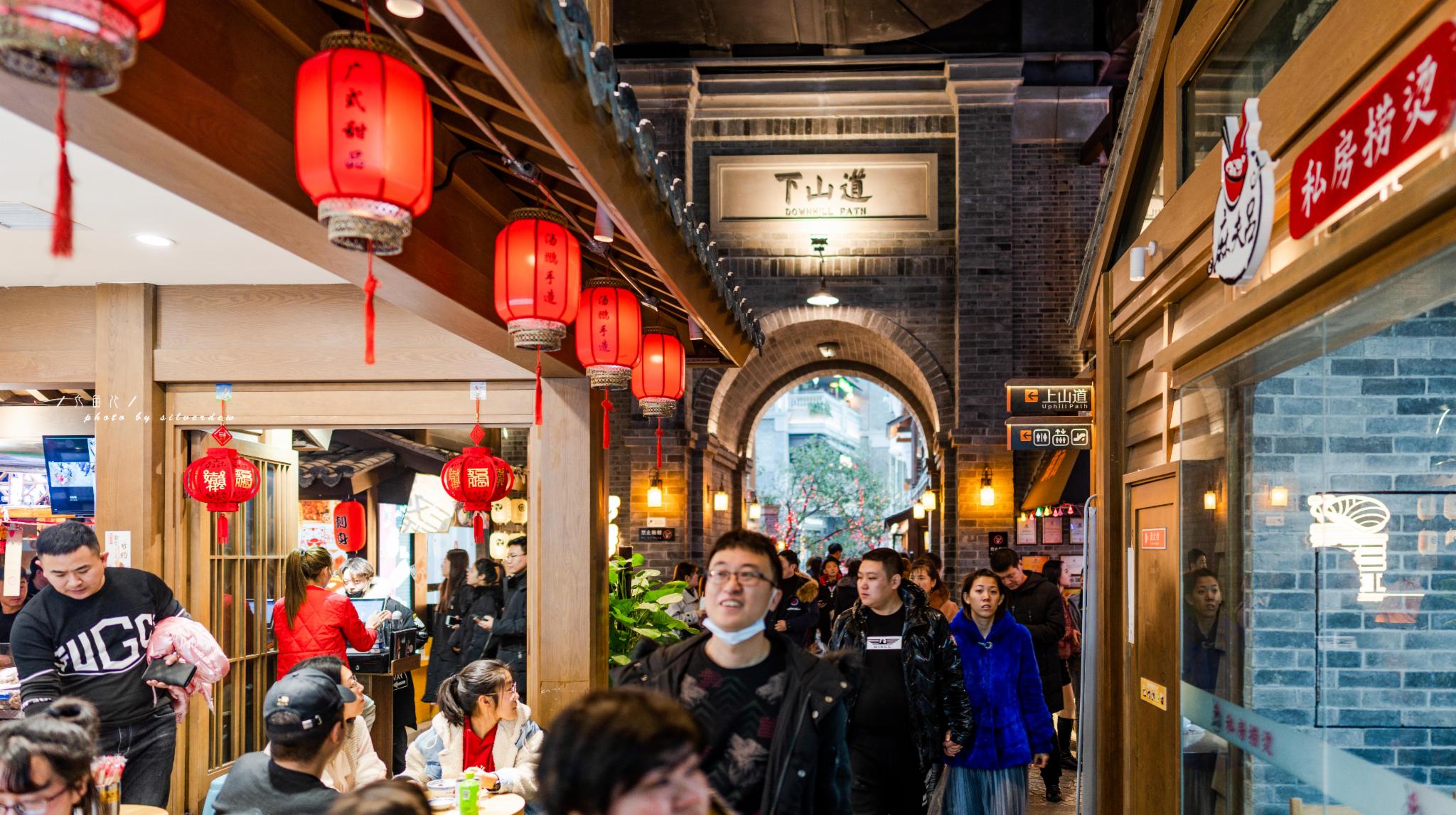 夜晚的生活渐渐地被拉长延伸变得更加的绚丽多彩二十