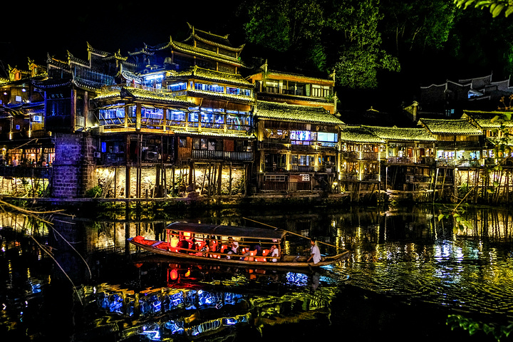 吃过晚饭就去古城游览夜景了.凤凰古城夜景.凤凰古城夜景.