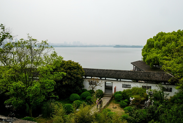 蠡园位于无锡市风光秀美的蠡湖之滨,是国家重点名胜区"太湖"的主要