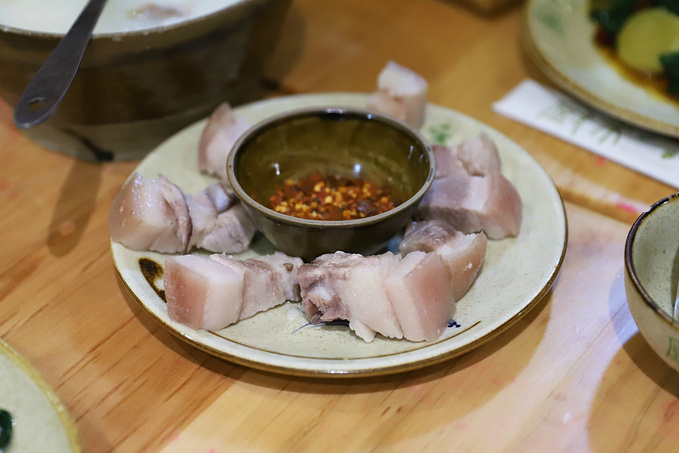 鼓藏肉是苗家的一个特色菜,肉是用白水煮的肥肉,直接沾辣椒吃,喜欢吃