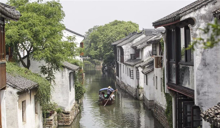 忘记了时空与尘喧,只想静静地享受这细雨霏霏的江南美好