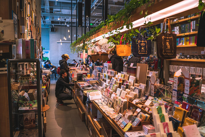 给我印象深刻的店铺有单向空间是书店也是咖啡馆,可以点一杯咖啡坐在