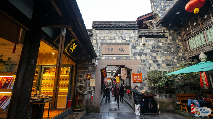 锦里位居于成都武侯祠旁边,是三国历史遗址的一部分,它是集三国文化和