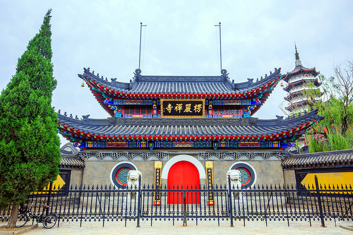 但是寺院本身还是非常有看头,山门是寺院整体的开程