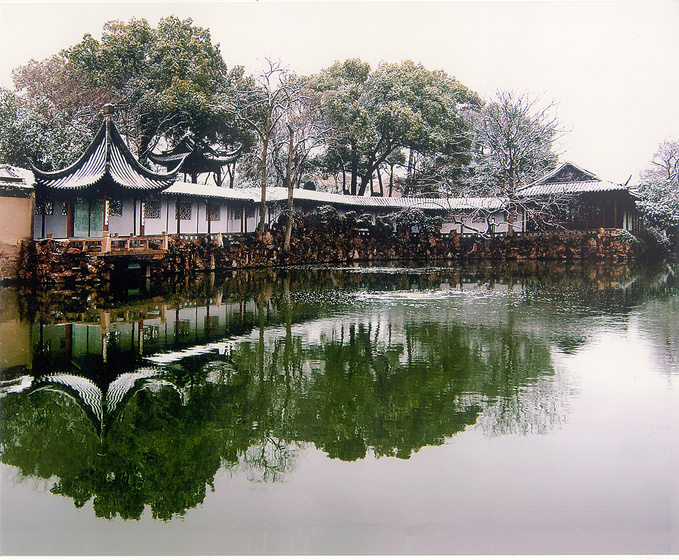 早期拙政园,林木葱郁,水色迷茫,景色自然。园林中的建筑十分稀疏,仅“堂一、楼一、为亭六”而已,建筑数量很少,大大低于今日园林中的建筑密度。竹篱、茅亭、草堂与自然山水溶为一体,简朴素雅,一派自然风光。拙政园中部现有山水景观部分,约占据园林面积的五分之三。池中有两座岛屿,山顶池畔仅点缀几座亭榭小筑,景区显得疏朗、雅致、天然。这种布局虽然在明代尚未形成,但它具有明代拙政园的风范。 二、沧浪亭 北宋文人苏舜钦被贬后建造了沧浪亭,园名取自楚辞《渔父》“沧浪之水清兮,可以濯吾缨;沧