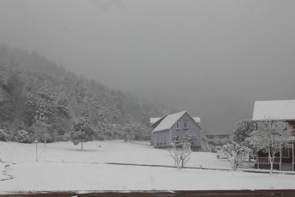 雪中别墅，银色巨石山的一点兰香...