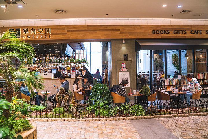 给我印象深刻的店铺有单向空间是书店也是咖啡馆,可以点一杯咖啡坐在