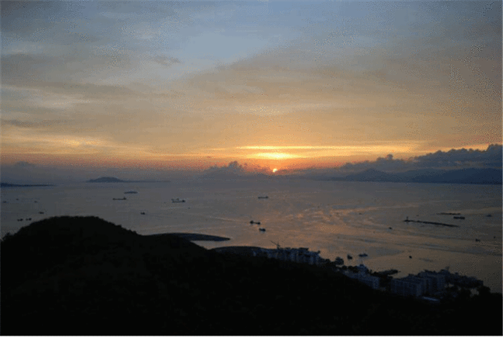 鹿回头之夜 鹿回头爱情传说 很久很久以前,有一个残暴的峒主,想取一副名贵的鹿茸,强迫黎族青年阿黑上山打鹿。有一次阿黑上山打猎时,看见了一只美丽的花鹿,正被一只斑豹紧追,阿黑用箭射死了斑豹,然后对花鹿穷追不舍,一直追了九天九夜,翻过了九十九座山,追到三亚湾南边的珊瑚崖上,花鹿面对烟波浩翰的南海,前无去路。青年猎手阿黑正欲搭箭射猎,花鹿突然回头含情凝望,变成一位美丽的少女向他走来,于是他们结为夫妻。鹿姑娘请来了一帮鹿兄弟,打败了峒主,他们便在石崖上定居,男耕女织,经过子孙繁衍,便把这座珊瑚崖建成了美丽的庄园。