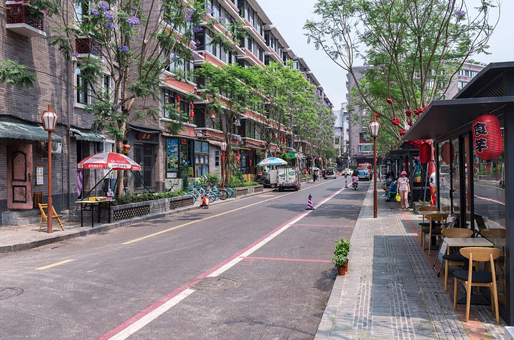景点,便被称为是"成都最适合街拍的地方之一",因为遍布大街小巷的文