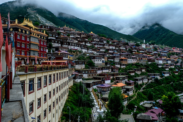 站在白玉寺正好一览白玉县城全景