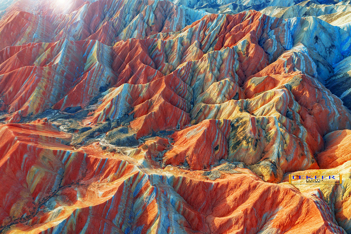 尤其山与山交错断层与断层更替间出现的彩色花环褶皱几乎就是藏族羌族