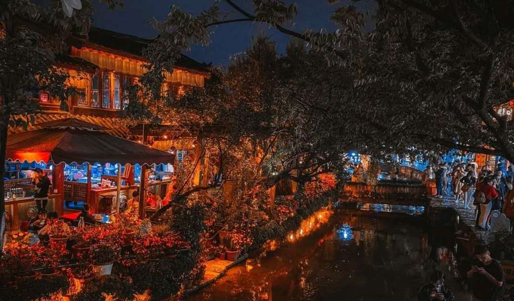 漫步丽江黑龙潭公园，远眺雪山古城，夜游束河古镇