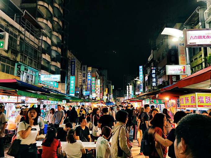 高雄有3个出名的夜市,分别是六合夜市,金钻夜市,瑞丰夜市.