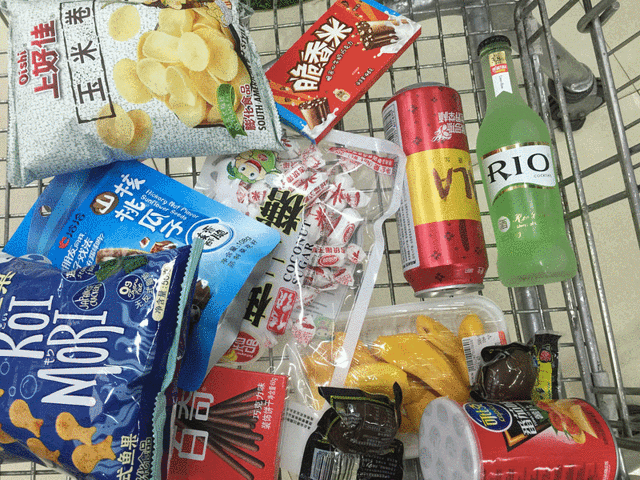 去超市买了好多零食和饮品,准备一个人坐在房间阳台上独享三亚这么