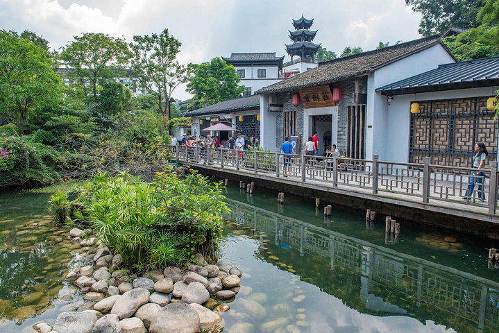 与观澜版画村,鹤湖新居等一同被称为深圳十大客家古村落之一的甘坑村