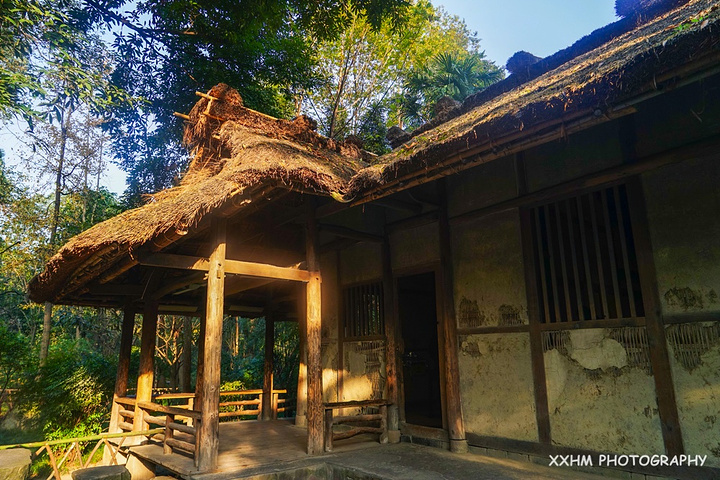 唐末诗人韦庄寻得草堂遗址,重结茅屋,使之得以保存,宋元明清历代都有