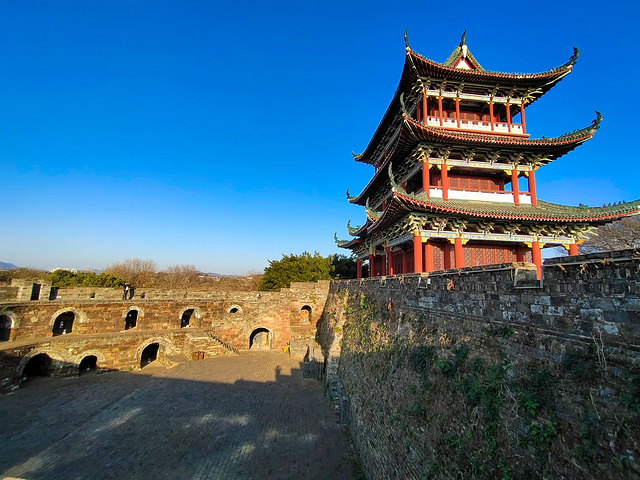 8米,建于宋代古城墙之上,登台可眺赣州八景,台下章.