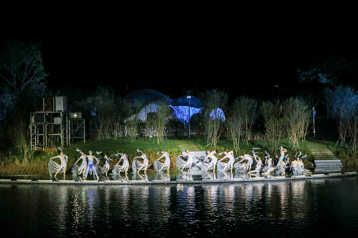 演,跟平常的实景表演不同,这里并没有固定的座位,河边有台阶观景区