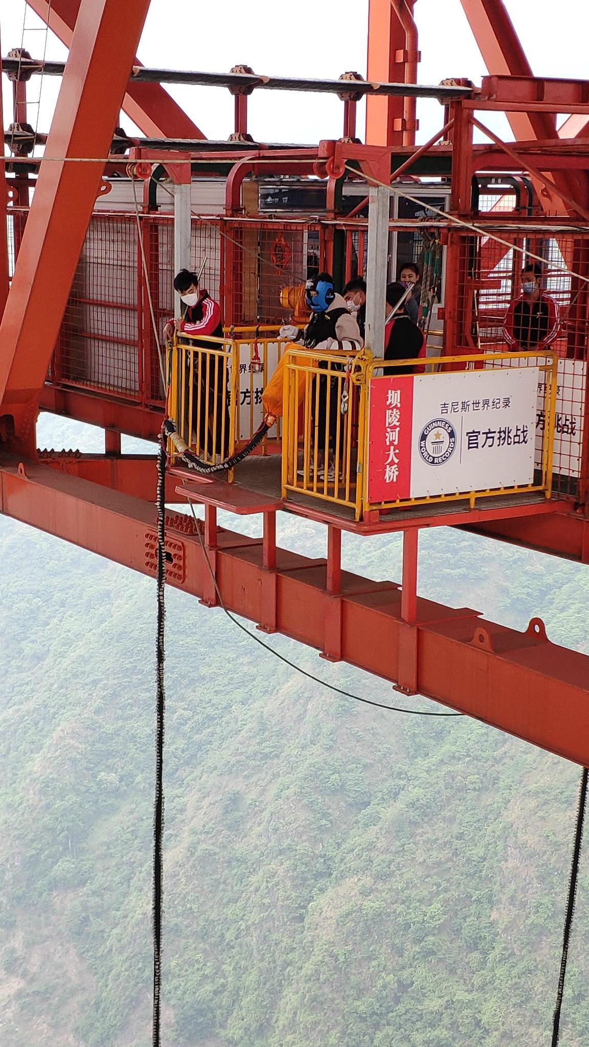 跳设施目前景区内可体验项目有高空秋千滑翔伞370米蹦极速降跳伞空