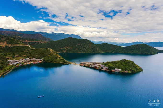 泸沽湖 景区大门不远处,第一眼看到 泸沽湖 的样子,用手机拍了个全景