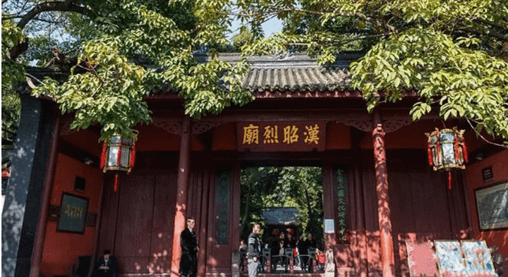 坐北朝南的武侯祠,既是充满三国历史人文的祠堂,同样也是古柏苍翠