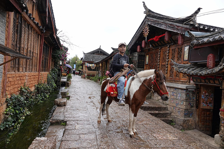 束河古镇位于丽江古城西北部,是当年茶马古道上的重要驿站_束河古镇&