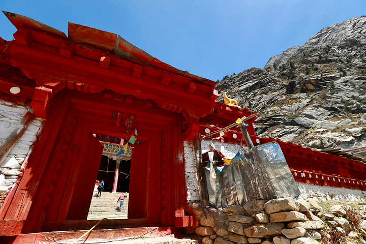 幸福地在热日卡村温泉泡脚后,到达"格聂之眼",经过乃干多村,前往虎皮