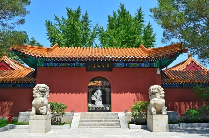 戏马台是徐州现存最早的古迹之一,公元前206年,项羽灭秦后,自立为西楚