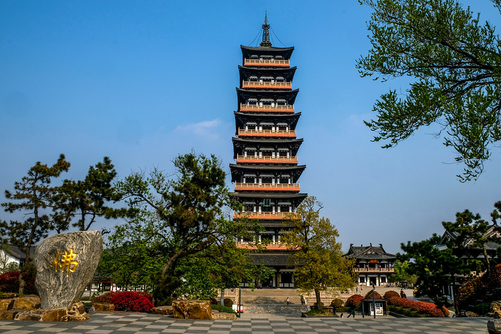 大明寺位于扬州城区西北郊蜀冈风景区之中峰,是集佛教庙宇,文物古迹和