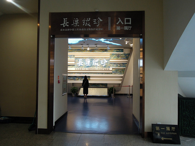 前往郑州博物馆参观,建议先从一楼开始参观.