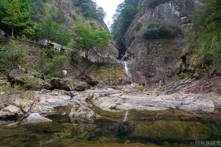 铜铃山约有3公里长,大概行走时间在2小时,先往下走到谷底,再往上爬到